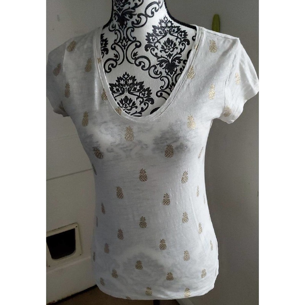 Anne Taylor LOFT creme short-sleeved t-shirt